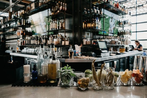 Comment mettre en avant une silhouette athlétique avec des vêtements de coupe ajustée?